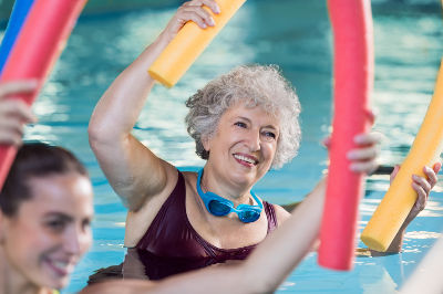 Seniors réalisant un sport aquatique dans un centre fitness